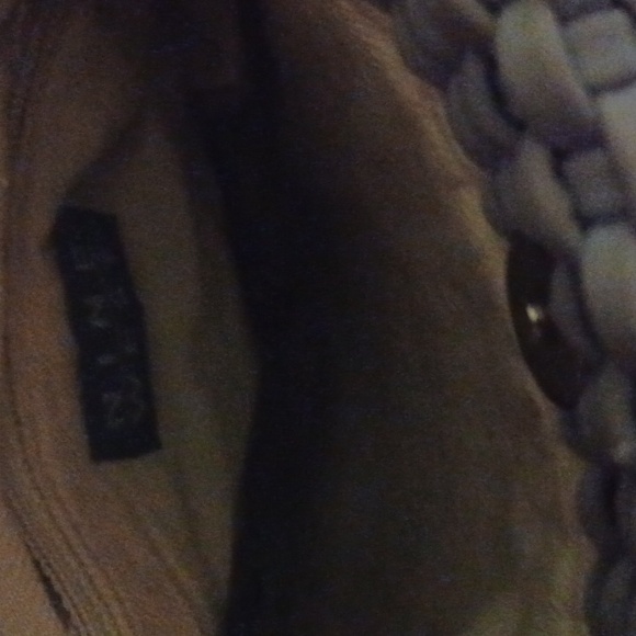 Elegant Woven Handbag in Gray - Picture 4 of 4